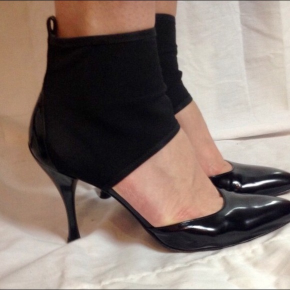 Stuart Weitzman size 6.5 GORGEOUS black pumps