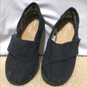 Girls black TOMS