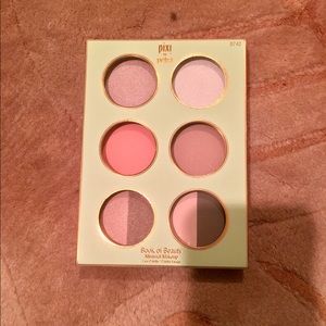 Pixie by Petra book of beauty, minimal make up