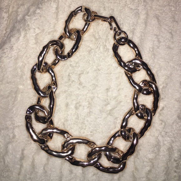Chunky light weight chain necklace.