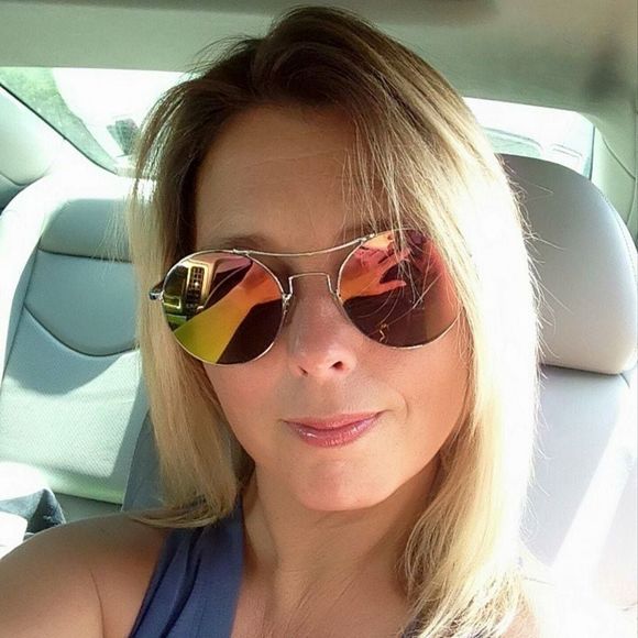 Meet your Posher, Kelli - Picture 1 of 1