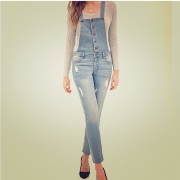 Cute light denim overalls! 😉