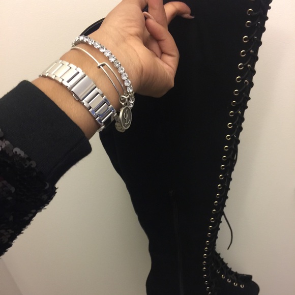 BRAND NEW! NEVER WORN! Black heeled boot! - Picture 2 of 3