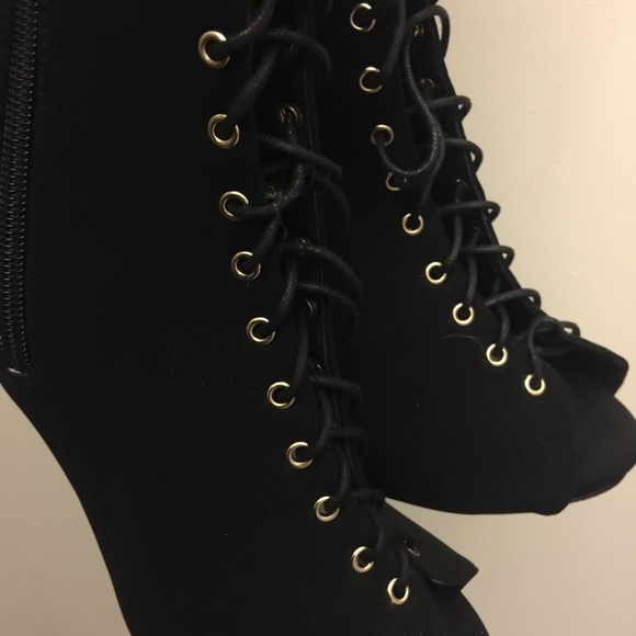 BRAND NEW! NEVER WORN! Black heeled boot! - Picture 3 of 3