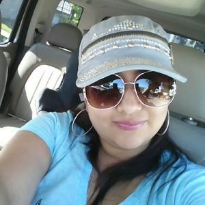 Meet your Posher, Isaura