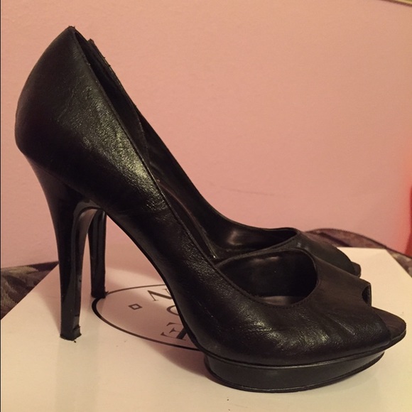 Black open toe Oscar de la Renta