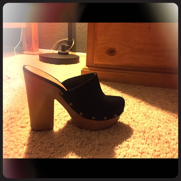 Black Mossimo slip on pump.wonderful condition!