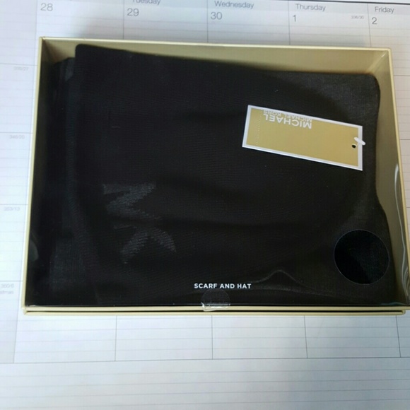 Micheal Kors beanie and Scarft Gift Set - Picture 2 of 3