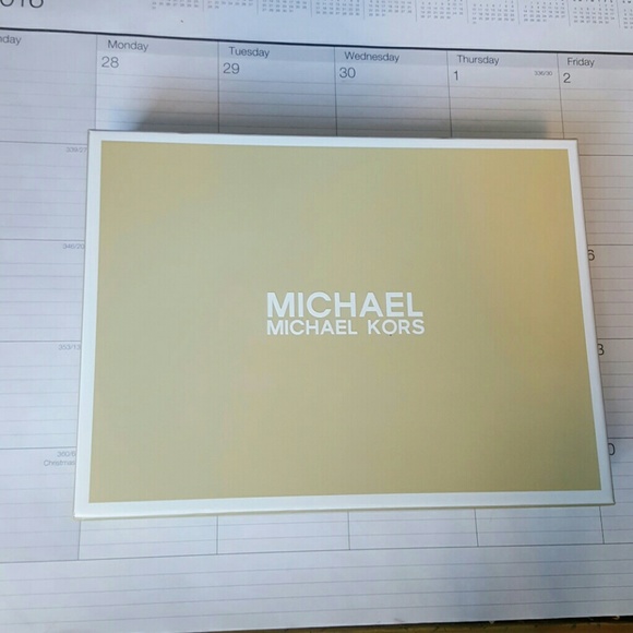 Micheal Kors beanie and Scarft Gift Set - Picture 3 of 3