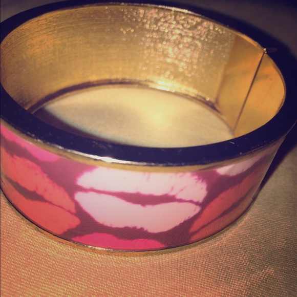 Lip bracelet