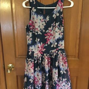 Gap flowered dress! Women's size 6- knee length