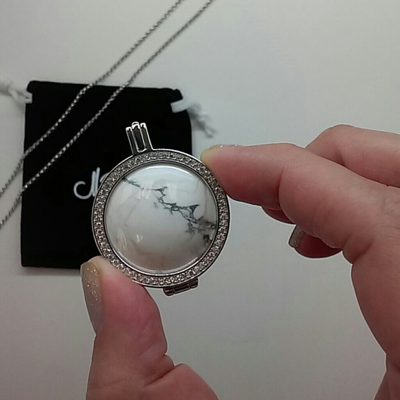 Interchangeable locket - Picture 3 of 4