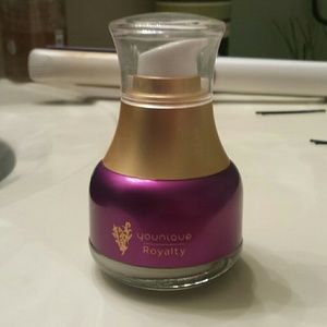 Younique Royalty instant lifting serum