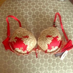 Brand new Victoria's Secret bombshell bra 32B NWT
