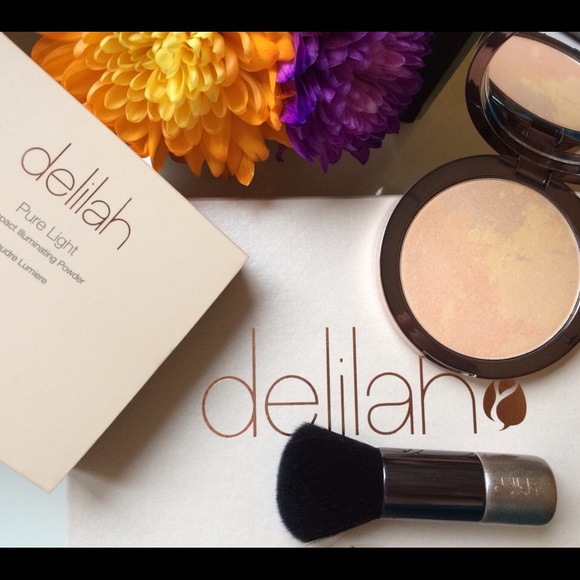 Delilah Illuminating Powder and Brush