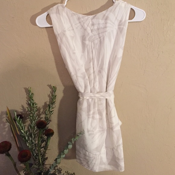 Floral print sleeveless blouse - Picture 2 of 4