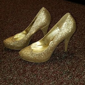 Gold Steve Madden pumps sparkly