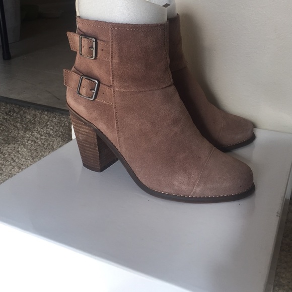 Super cute suede booties! Must have!