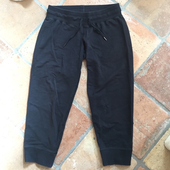 Lululemon crop black sweatpant n zipper pocket sz6
