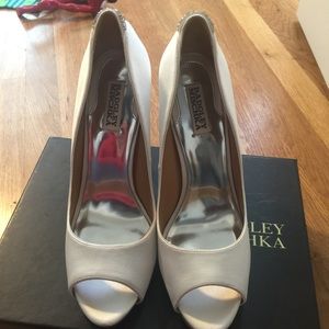 Badgley Mischka Joey White Satin Pump Size 10 NWB