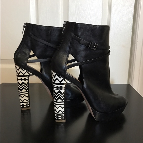 ❌SOLD OUT❌ Bcbgmaxazria cut out booties - Picture 3 of 8