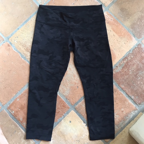 Lulu crop camo wonder unders, sz 8