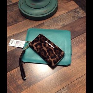 NWT Michael Kors Jet Set wristlet phone wallet