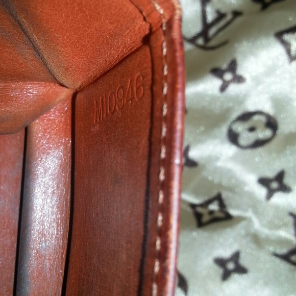 Auth. LOUIS VUITTON Epi Jewel/Coin Pouch 💞 - Picture 2 of 4