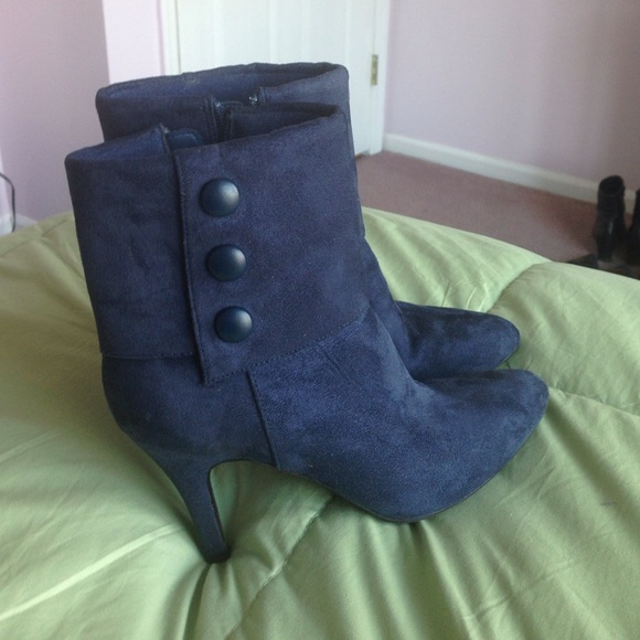 Size 5.5 Fioni Booties