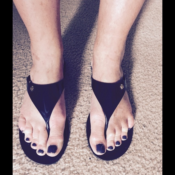 Tory burch blk pvc Speer thongs.