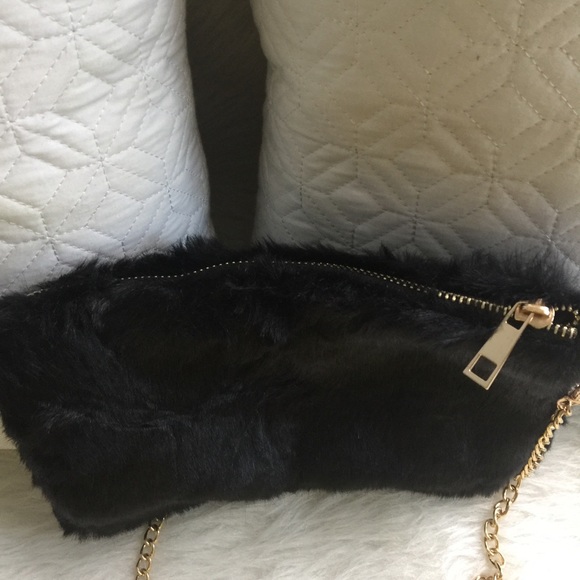 ! BLACK Left! The Nikki-Fur Crossbody Swing Bag - Picture 4 of 4