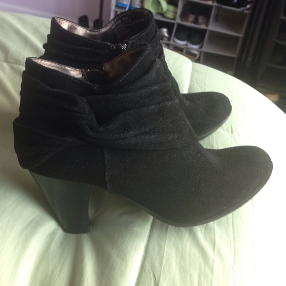 Size 6 Bare Traps Booties