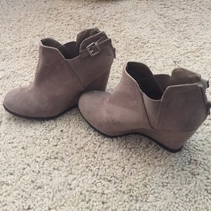 Super cute wedge- never worn! Don't like the fit