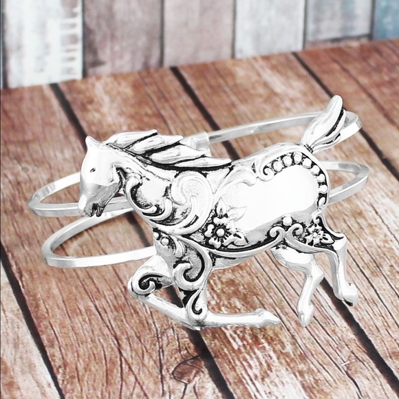✨Back By Popular Demand✨Hinged Horse Bracelet