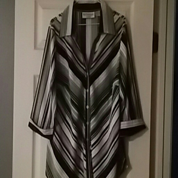 Nice button down 3/4 length sleeve stretchy top