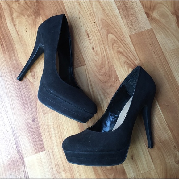 LC Lauren Conrad black suede Pump heels