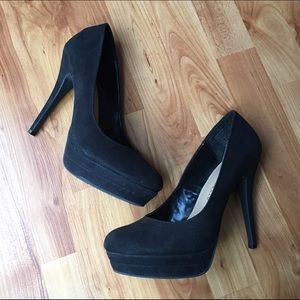 LC Lauren Conrad black suede Pump heels