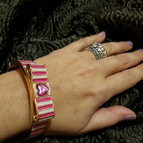 Betsey Johnson pink bow bracelet - Picture 2 of 3