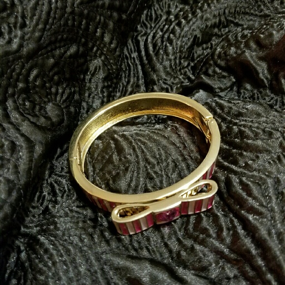 Betsey Johnson pink bow bracelet - Picture 3 of 3