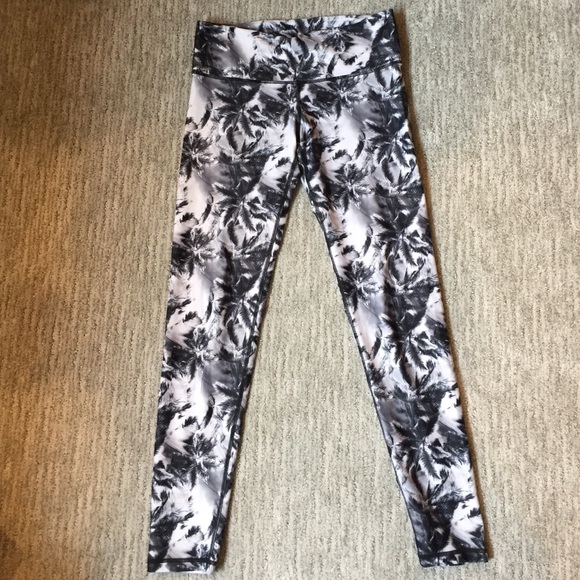 Noli b&w palm tree yoga leggings size S