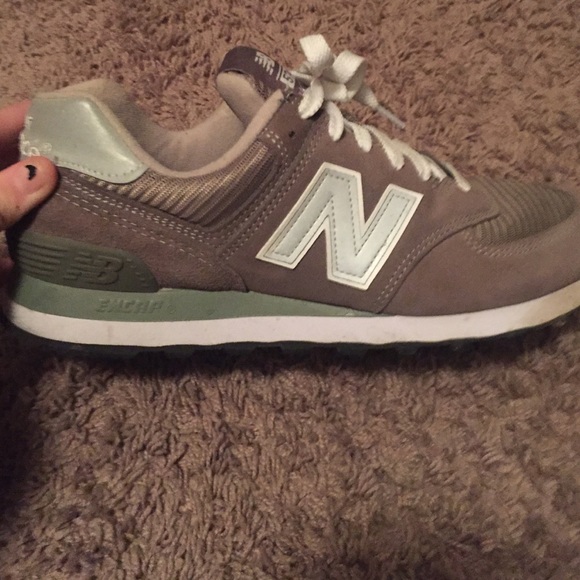 ⚠️MUST GO ⚠️ Almost new New Balance shoes - Picture 2 of 4