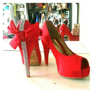 Red heels w/ bow & rhinestones