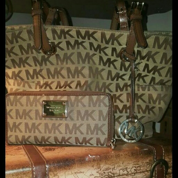 Mk purse and matching wallet - Picture 1 of 4