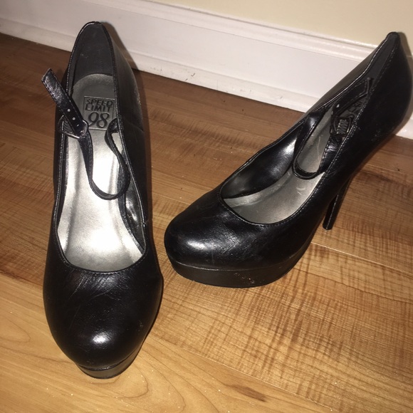 Black Pumps
