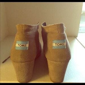 Size 9, GREAT condition TOM wedges