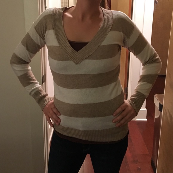 Tan and white sweater - Picture 1 of 3