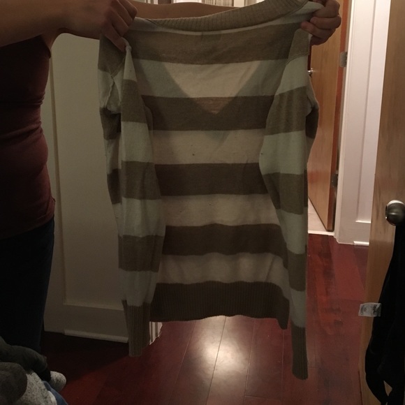 Tan and white sweater - Picture 3 of 3