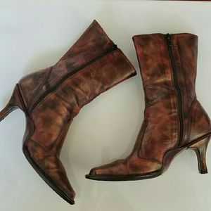 Brown leather heeled boots made in Italy