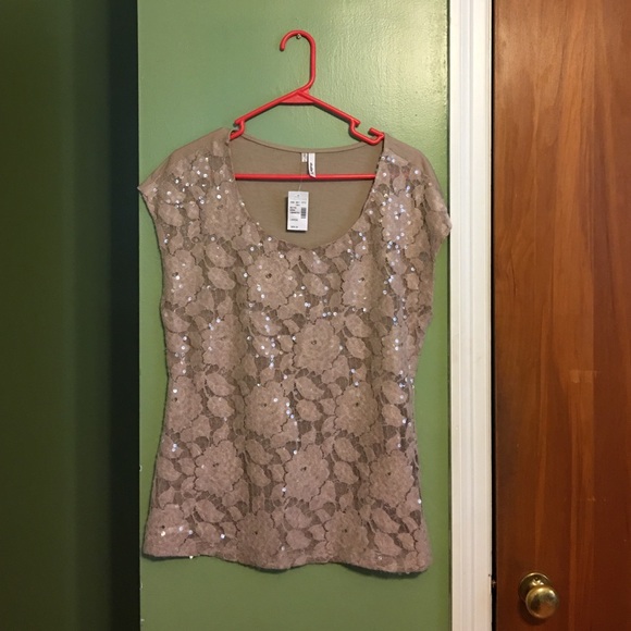 ☀️ Beautiful tan floral sequined top. Brand new!!