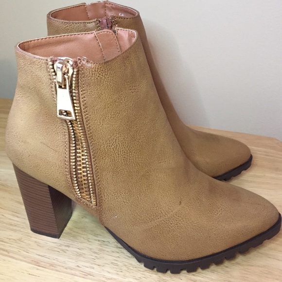 Shoes - Tan booties